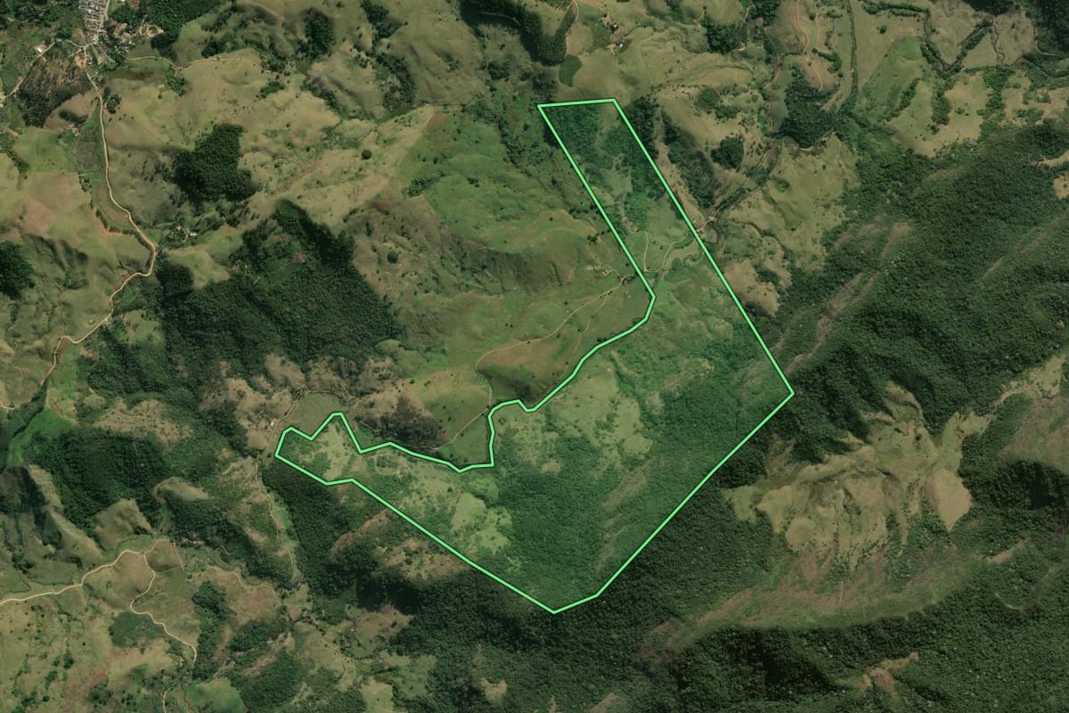 Imagem de satélite do imóvel rural em Trajano de Moraes (RJ), com o contorno declarado no CAR desenhado por cima.