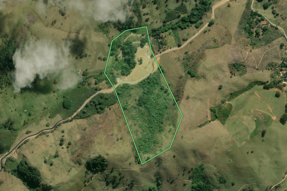 Imagem de satélite do imóvel rural em Trajano de Moraes (RJ), com o contorno declarado no CAR desenhado por cima.