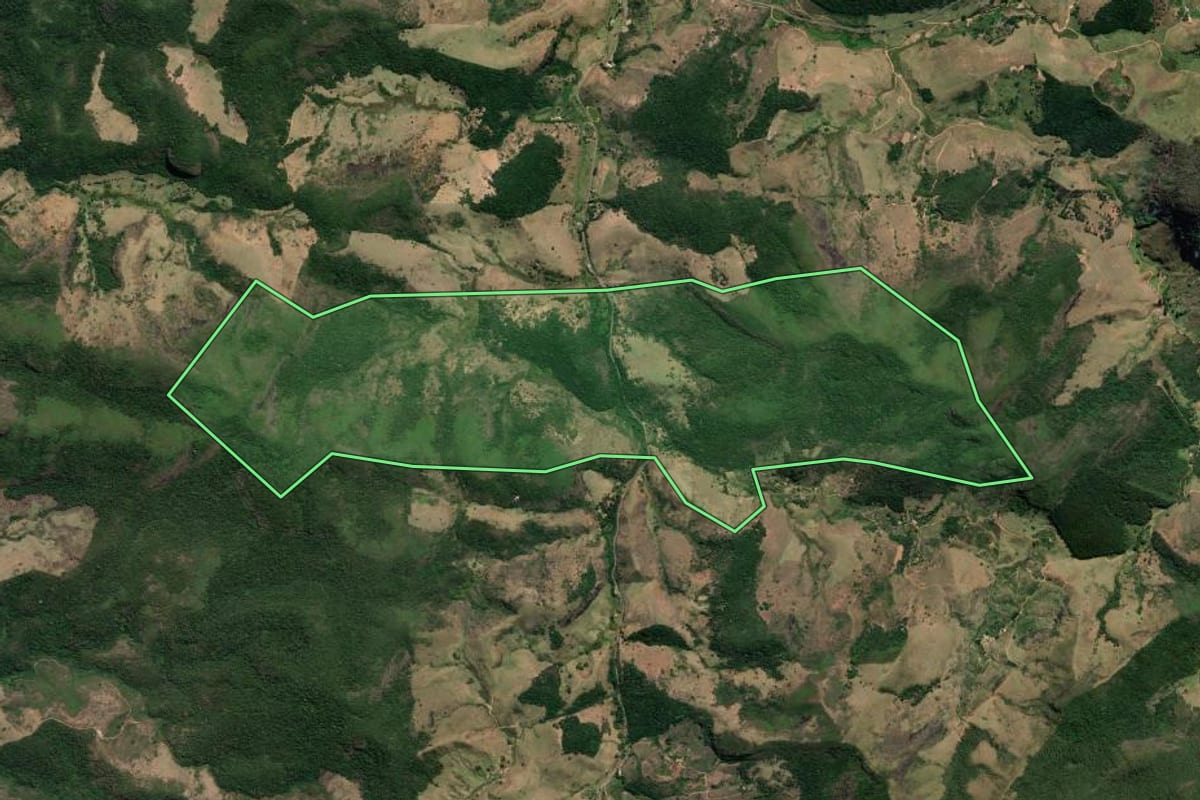 Imagem de satélite do imóvel rural em Trajano de Moraes (RJ), com o contorno declarado no CAR desenhado por cima.
