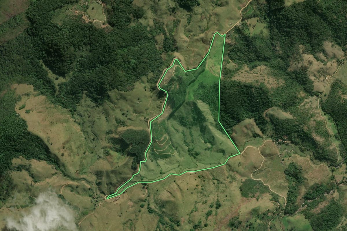Imagem de satélite do imóvel rural em Trajano de Moraes (RJ), com o contorno declarado no CAR desenhado por cima.