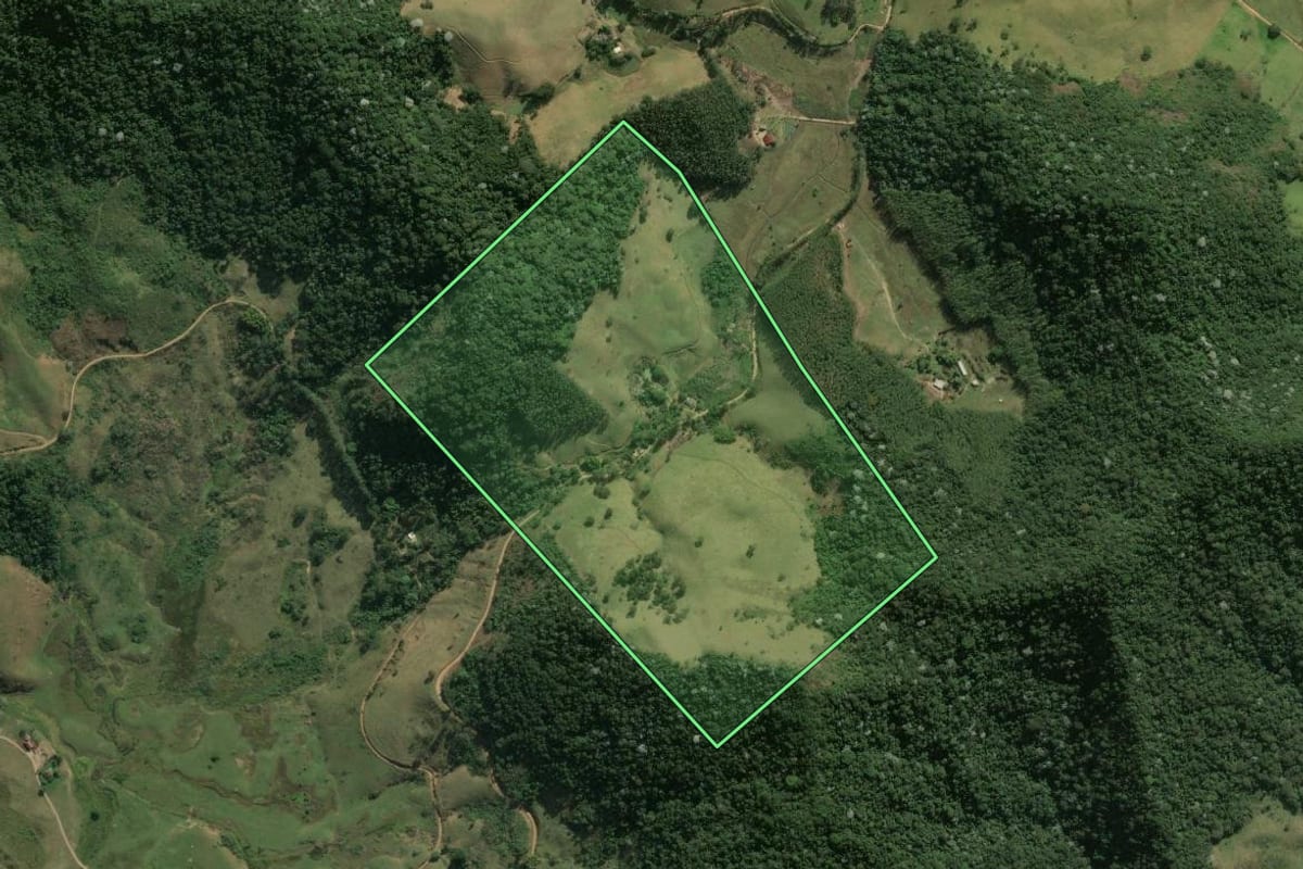 Imagem de satélite do imóvel rural em Trajano de Moraes (RJ), com o contorno declarado no CAR desenhado por cima.