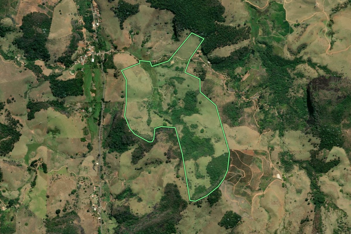 Imagem de satélite do imóvel rural em Trajano de Moraes (RJ), com o contorno declarado no CAR desenhado por cima.