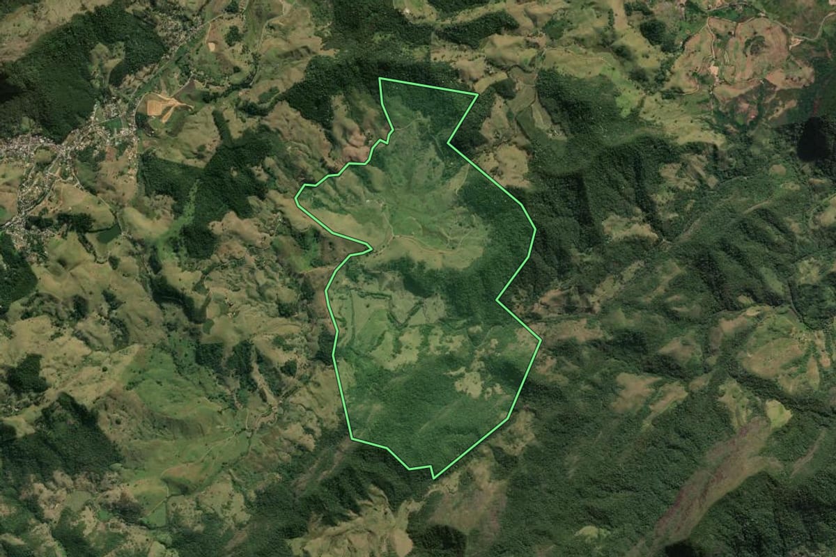 Imagem de satélite do imóvel rural em Trajano de Moraes (RJ), com o contorno declarado no CAR desenhado por cima.