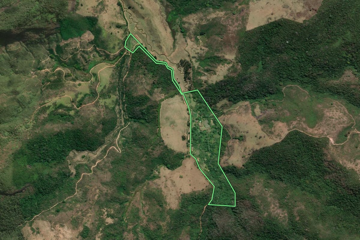Imagem de satélite do imóvel rural em Trajano de Moraes (RJ), com o contorno declarado no CAR desenhado por cima.