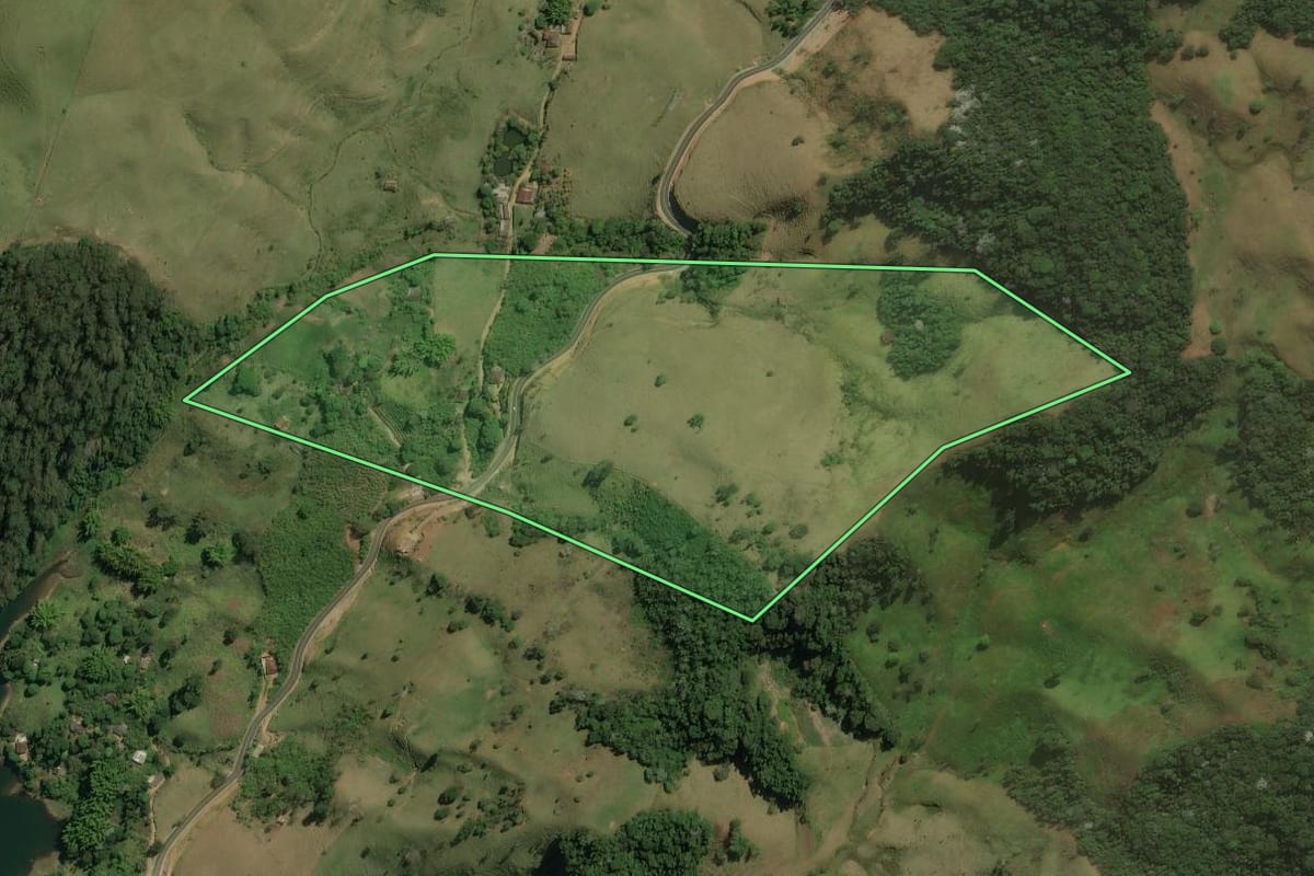 Imagem de satélite do imóvel rural em Trajano de Moraes (RJ), com o contorno declarado no CAR desenhado por cima.