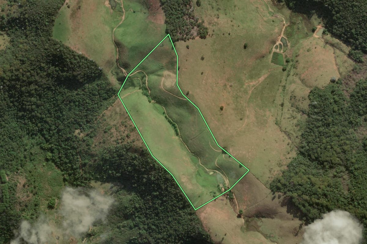 Imagem de satélite do imóvel rural em Trajano de Moraes (RJ), com o contorno declarado no CAR desenhado por cima.