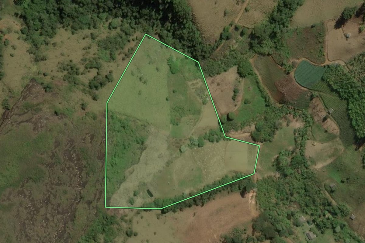 Imagem de satélite do imóvel rural em Trajano de Moraes (RJ), com o contorno declarado no CAR desenhado por cima.