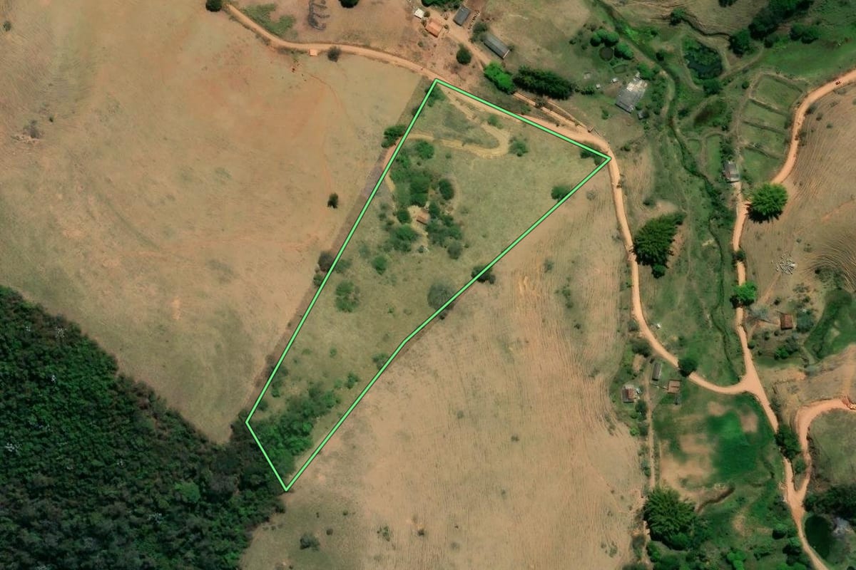 Imagem de satélite do imóvel rural em Trajano de Moraes (RJ), com o contorno declarado no CAR desenhado por cima.