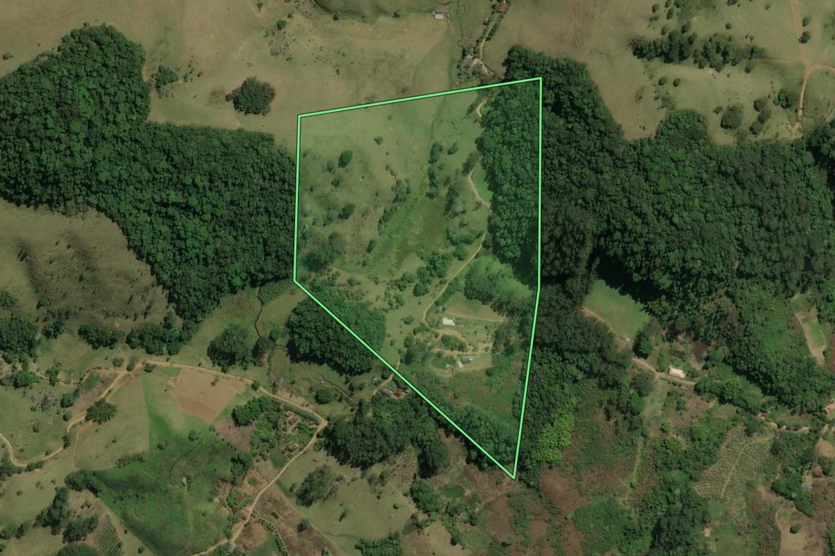 Imagem de satélite do imóvel rural em Trajano de Moraes (RJ), com o contorno declarado no CAR desenhado por cima.