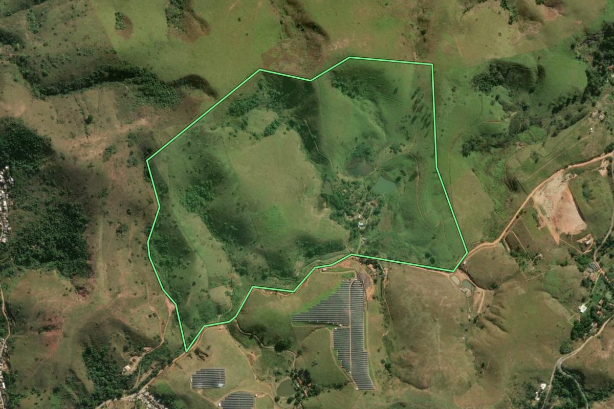 Imagem de satélite do imóvel rural em Três Rios (RJ), com o contorno declarado no CAR desenhado por cima.