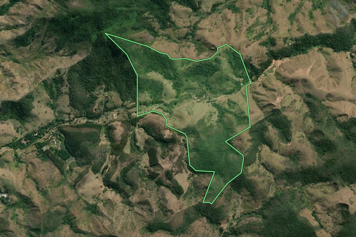 Imagem de satélite do imóvel rural em Três Rios (RJ), com o contorno declarado no CAR desenhado por cima.