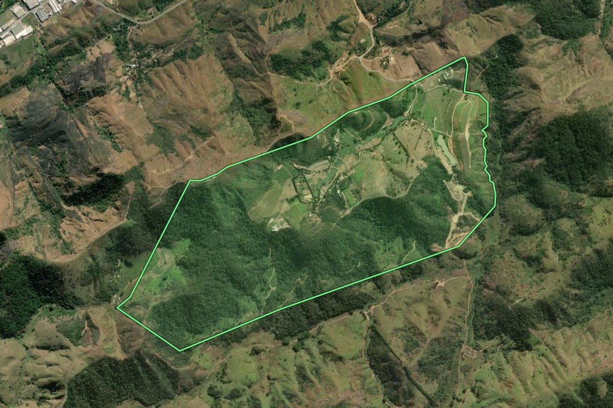Imagem de satélite do imóvel rural em Três Rios (RJ), com o contorno declarado no CAR desenhado por cima.