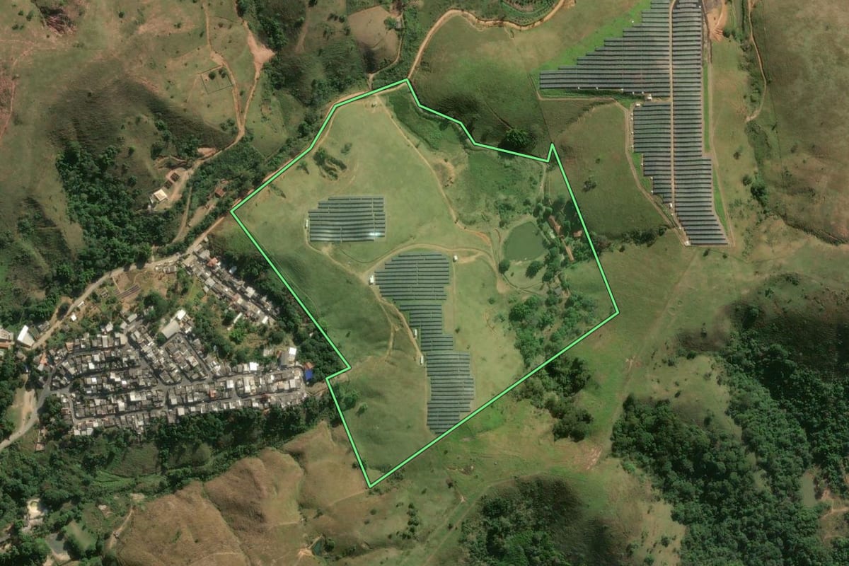 Imagem de satélite do imóvel rural em Três Rios (RJ), com o contorno declarado no CAR desenhado por cima.
