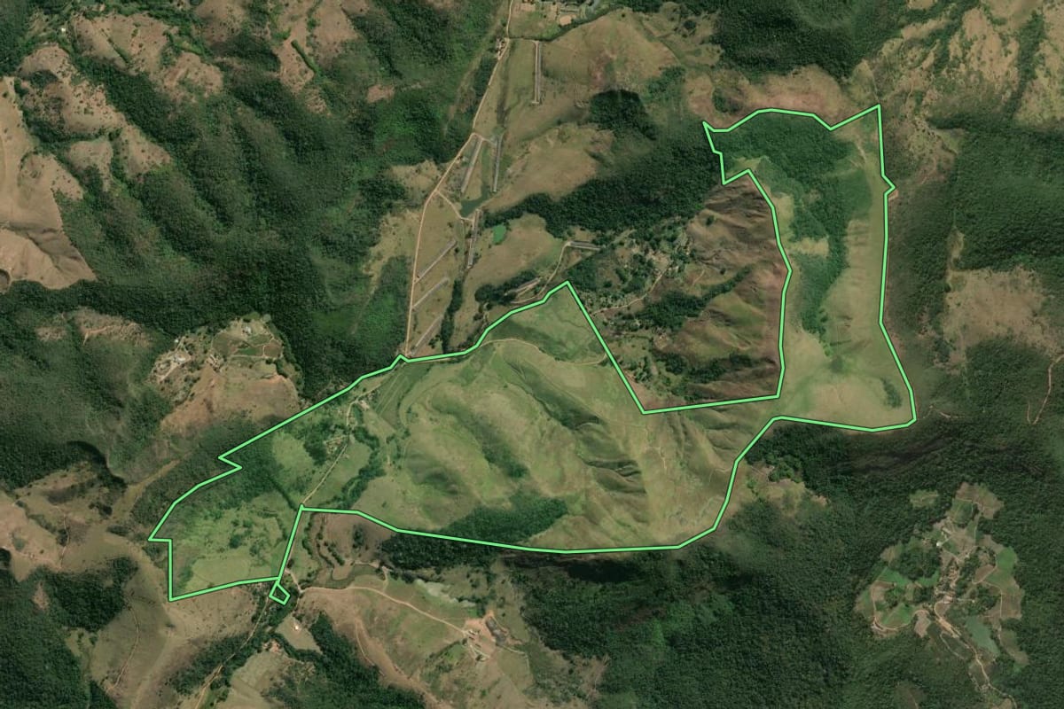 Imagem de satélite do imóvel rural em Três Rios (RJ), com o contorno declarado no CAR desenhado por cima.
