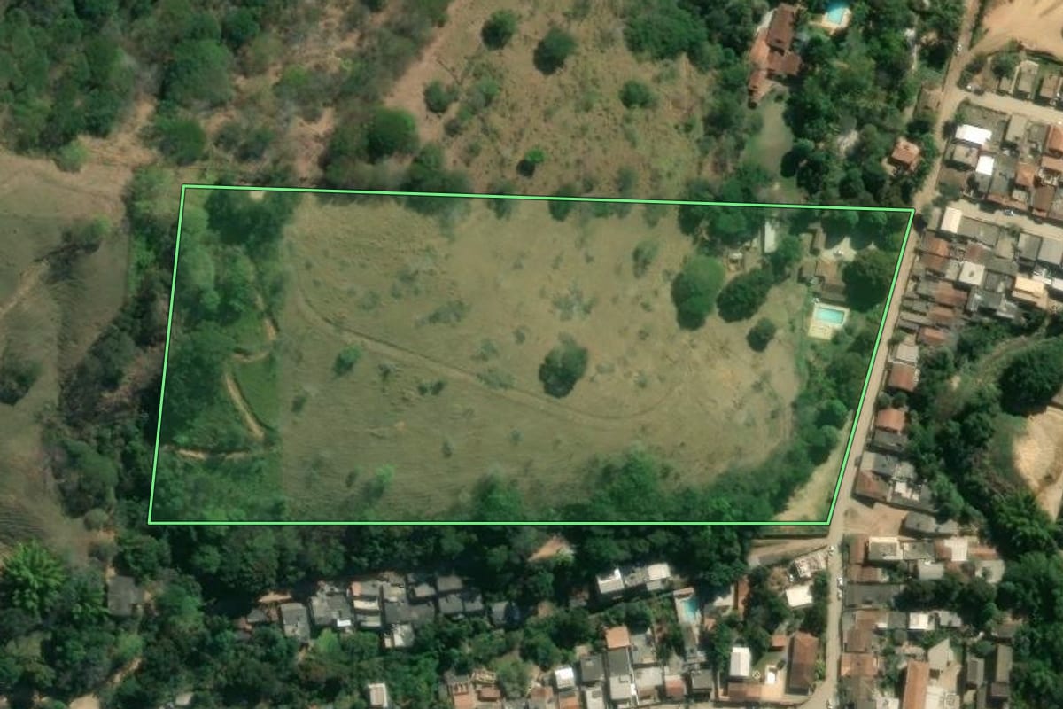 Imagem de satélite do imóvel rural em Três Rios (RJ), com o contorno declarado no CAR desenhado por cima.