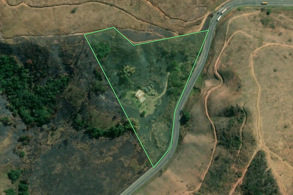 Imagem de satélite do imóvel rural em Três Rios (RJ), com o contorno declarado no CAR desenhado por cima.