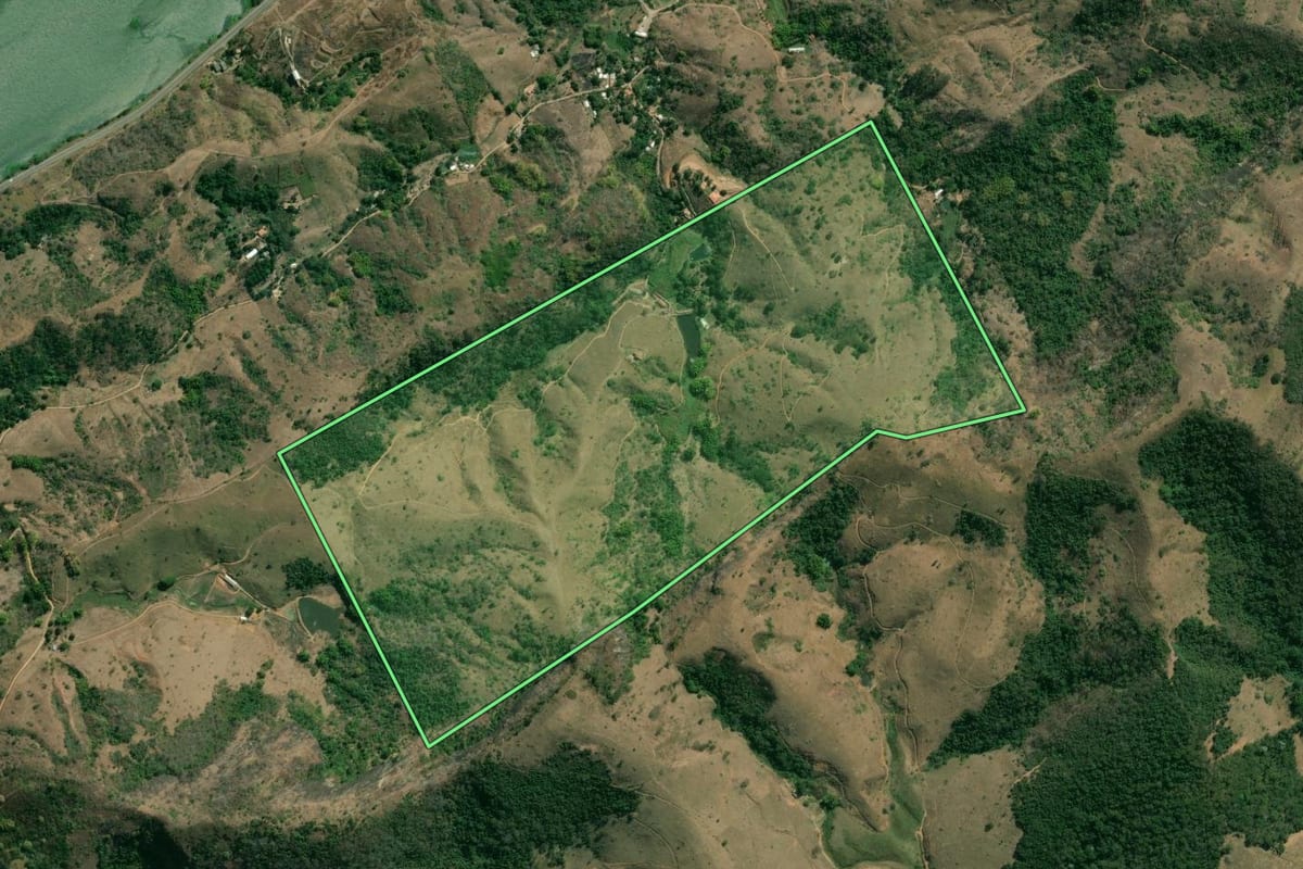 Imagem de satélite do imóvel rural em Três Rios (RJ), com o contorno declarado no CAR desenhado por cima.