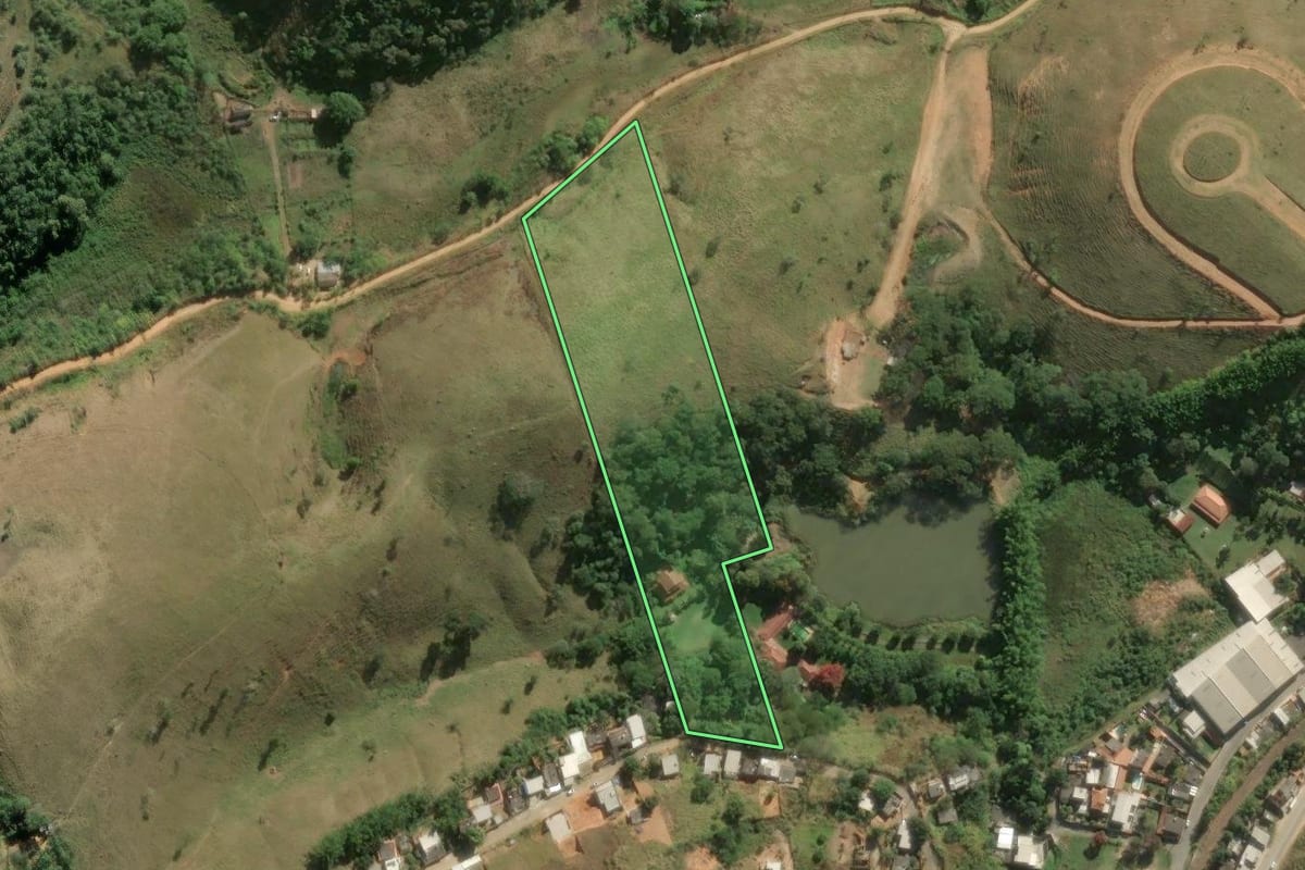 Imagem de satélite do imóvel rural em Três Rios (RJ), com o contorno declarado no CAR desenhado por cima.
