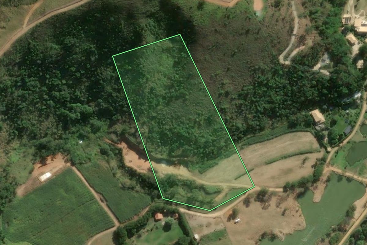 Imagem de satélite do imóvel rural em Três Rios (RJ), com o contorno declarado no CAR desenhado por cima.