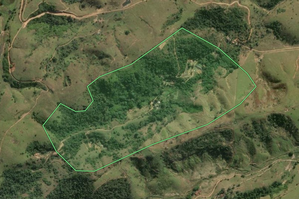 Imagem de satélite do imóvel rural em Três Rios (RJ), com o contorno declarado no CAR desenhado por cima.