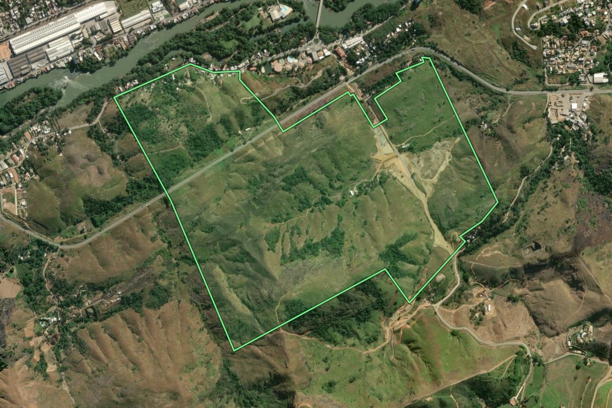 Imagem de satélite do imóvel rural em Três Rios (RJ), com o contorno declarado no CAR desenhado por cima.