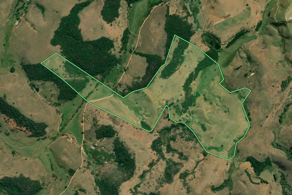 Imagem de satélite do imóvel rural em Valença (RJ), com o contorno declarado no CAR desenhado por cima.