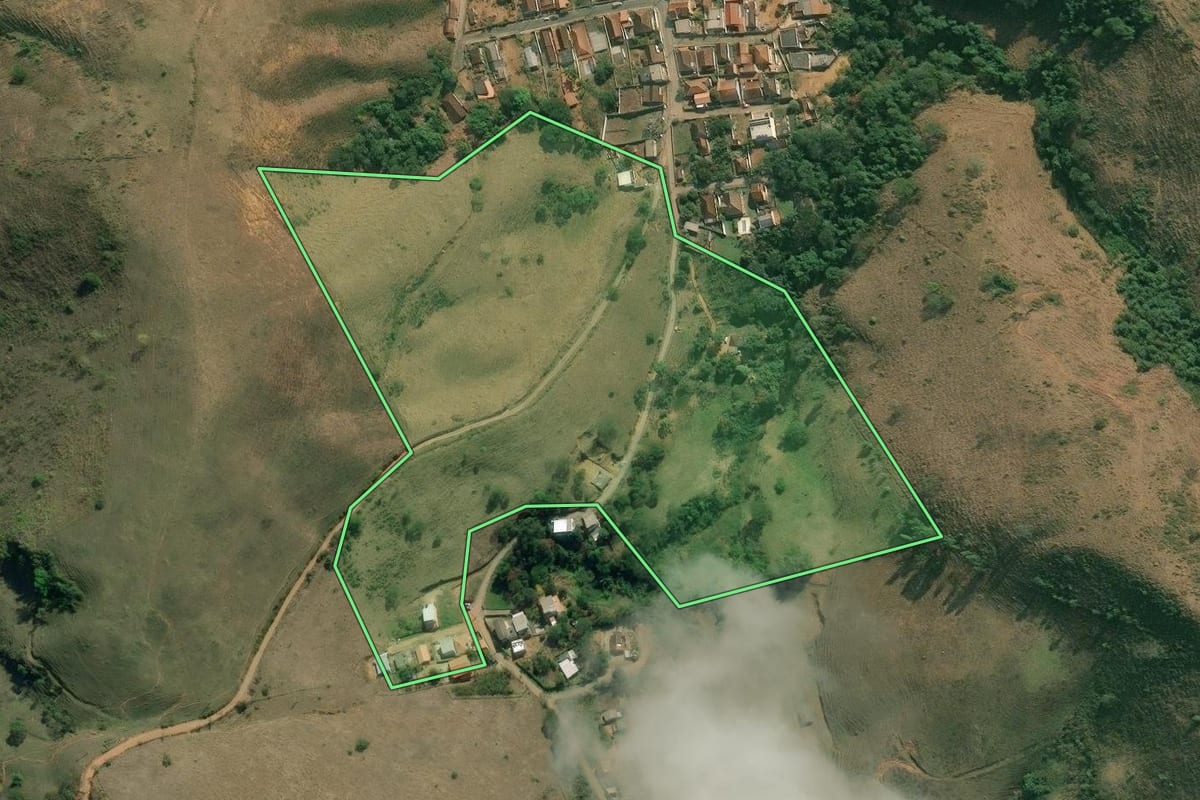 Imagem de satélite do imóvel rural em Valença (RJ), com o contorno declarado no CAR desenhado por cima.