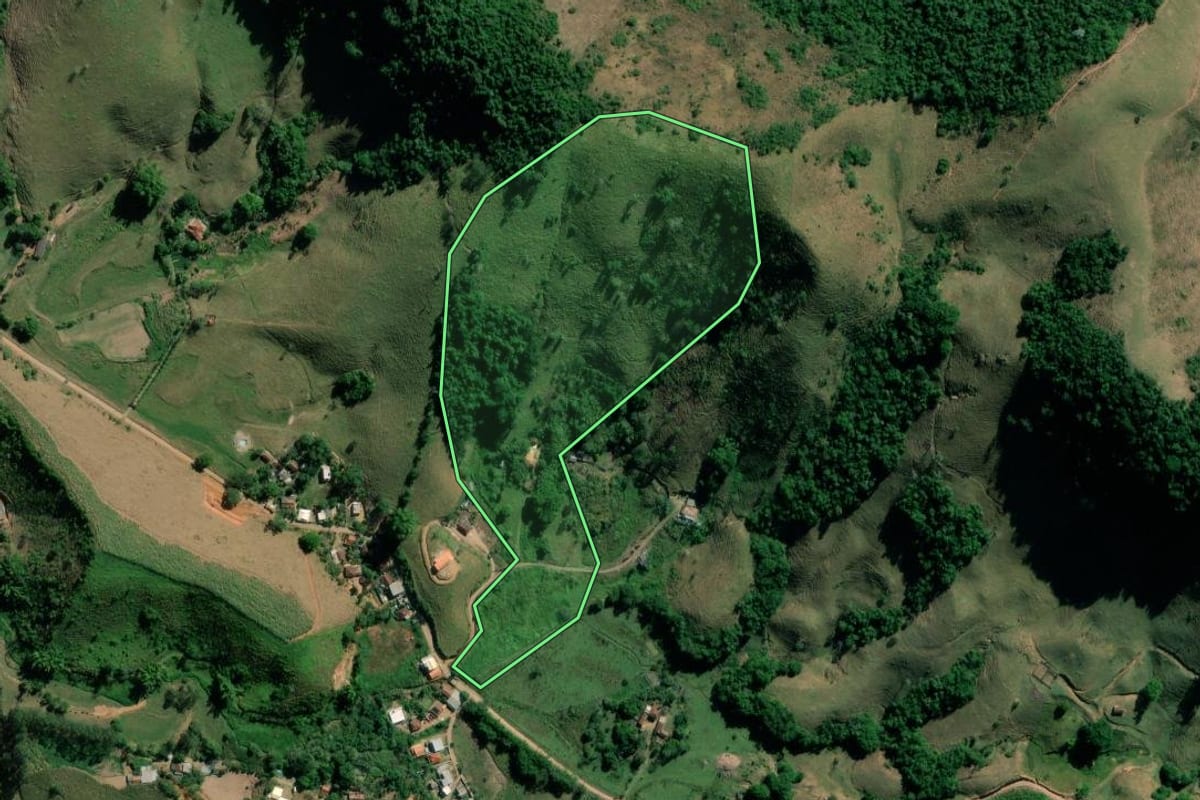 Imagem de satélite do imóvel rural em Valença (RJ), com o contorno declarado no CAR desenhado por cima.