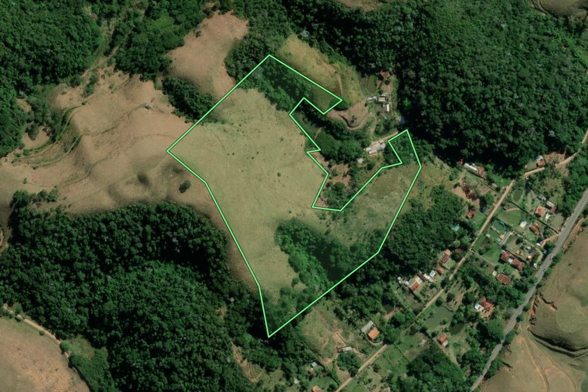 Imagem de satélite do imóvel rural em Valença (RJ), com o contorno declarado no CAR desenhado por cima.