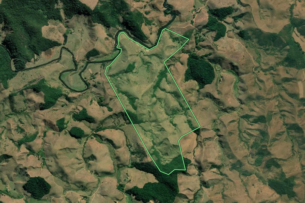Imagem de satélite do imóvel rural em Valença (RJ), com o contorno declarado no CAR desenhado por cima.