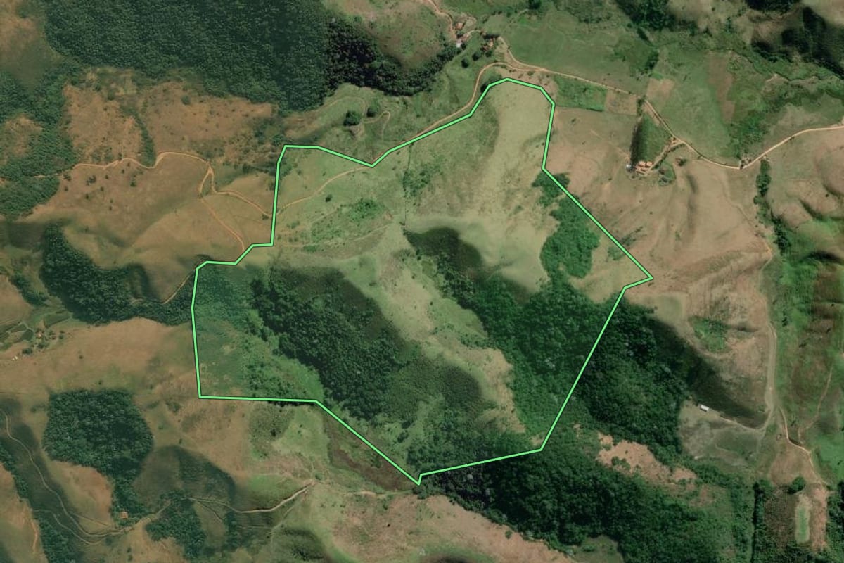 Imagem de satélite do imóvel rural em Valença (RJ), com o contorno declarado no CAR desenhado por cima.