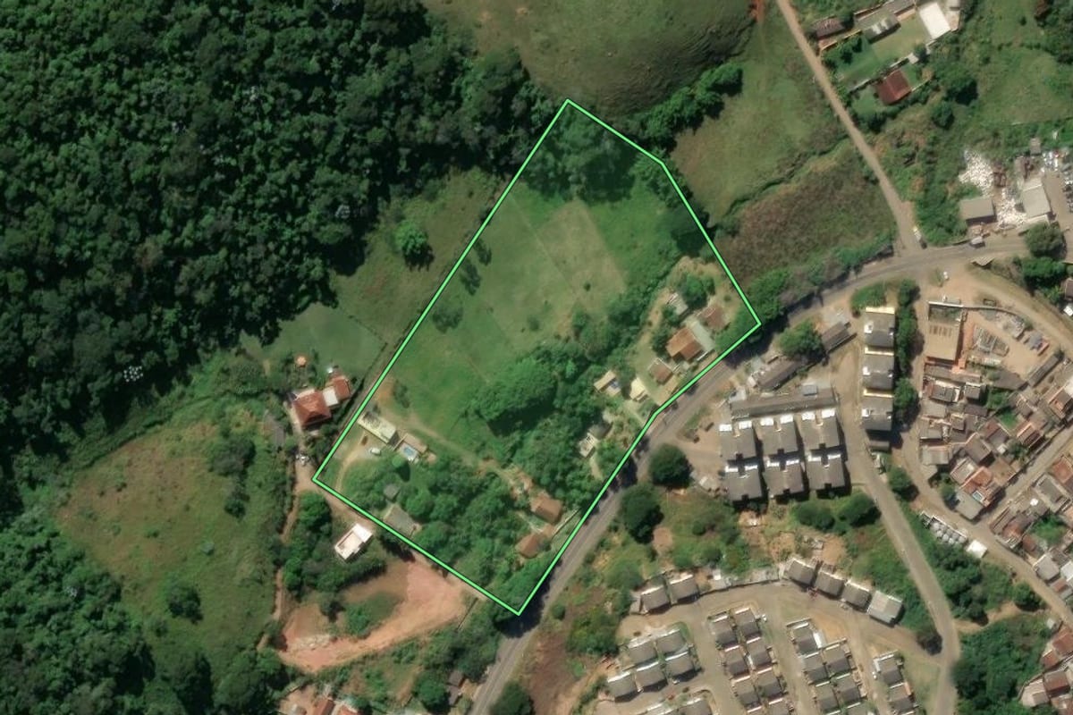 Imagem de satélite do imóvel rural em Valença (RJ), com o contorno declarado no CAR desenhado por cima.