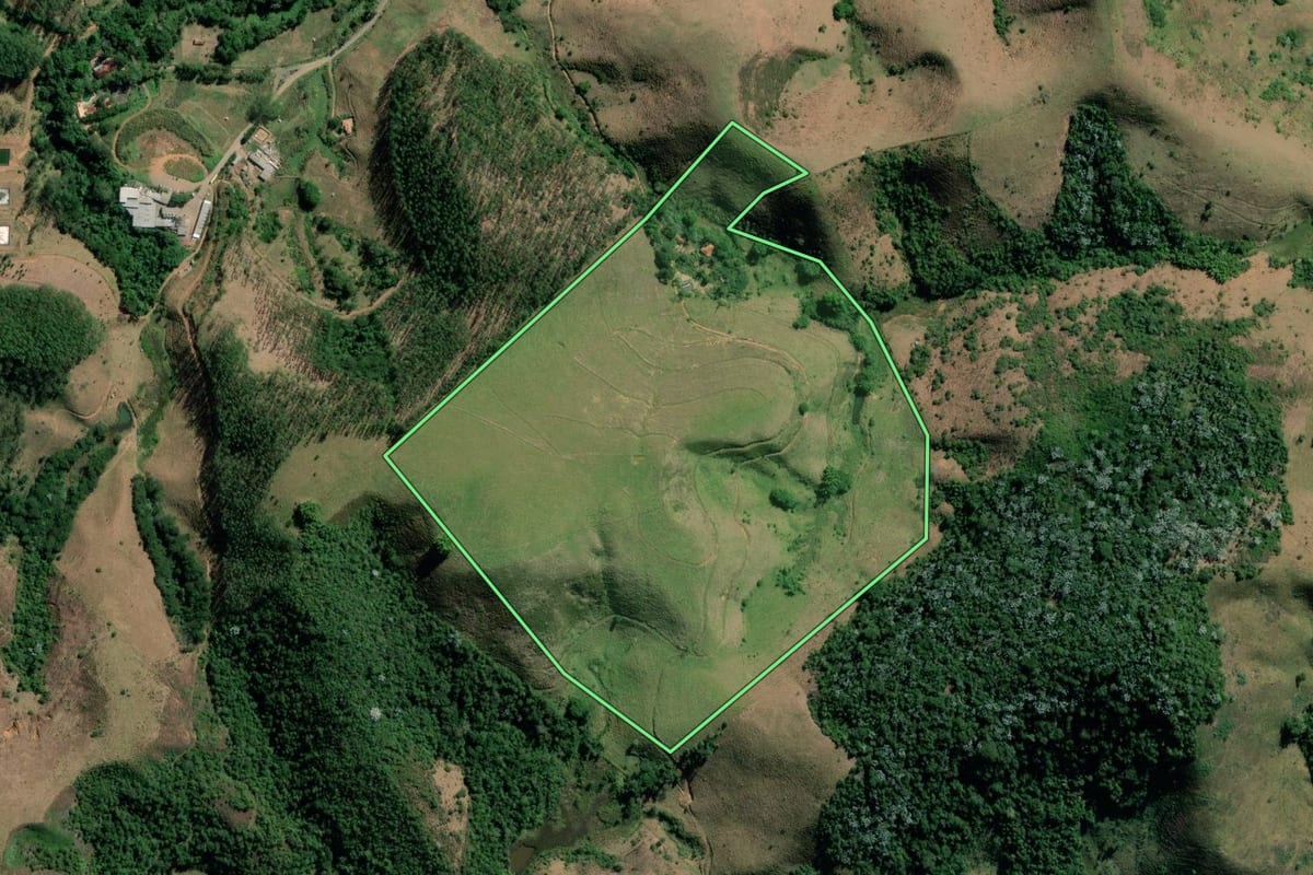 Imagem de satélite do imóvel rural em Valença (RJ), com o contorno declarado no CAR desenhado por cima.