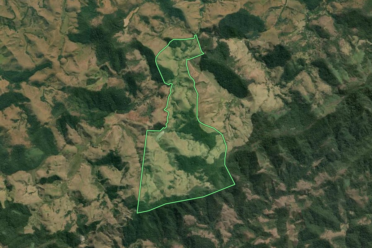 Imagem de satélite do imóvel rural em Valença (RJ), com o contorno declarado no CAR desenhado por cima.