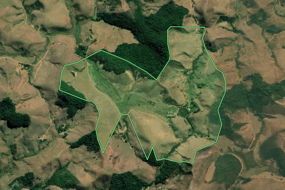 Imagem de satélite do imóvel rural em Valença (RJ), com o contorno declarado no CAR desenhado por cima.