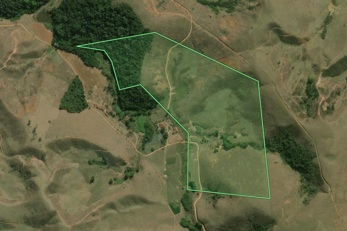 Imagem de satélite do imóvel rural em Valença (RJ), com o contorno declarado no CAR desenhado por cima.