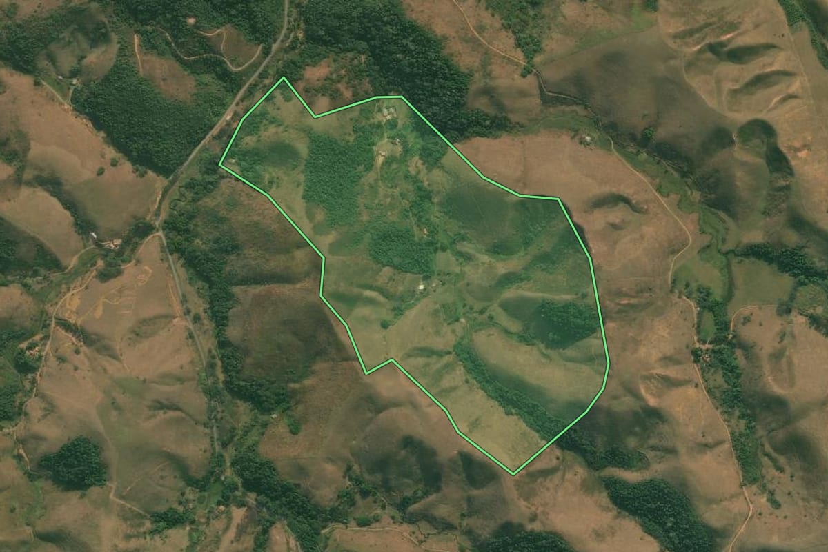 Imagem de satélite do imóvel rural em Valença (RJ), com o contorno declarado no CAR desenhado por cima.