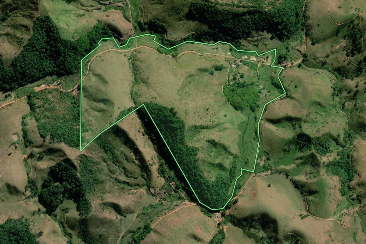 Imagem de satélite do imóvel rural em Valença (RJ), com o contorno declarado no CAR desenhado por cima.