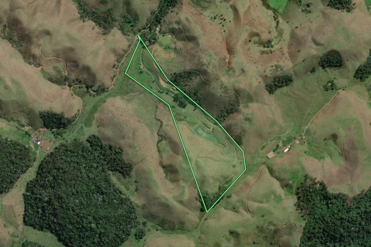 Imagem de satélite do imóvel rural em Valença (RJ), com o contorno declarado no CAR desenhado por cima.