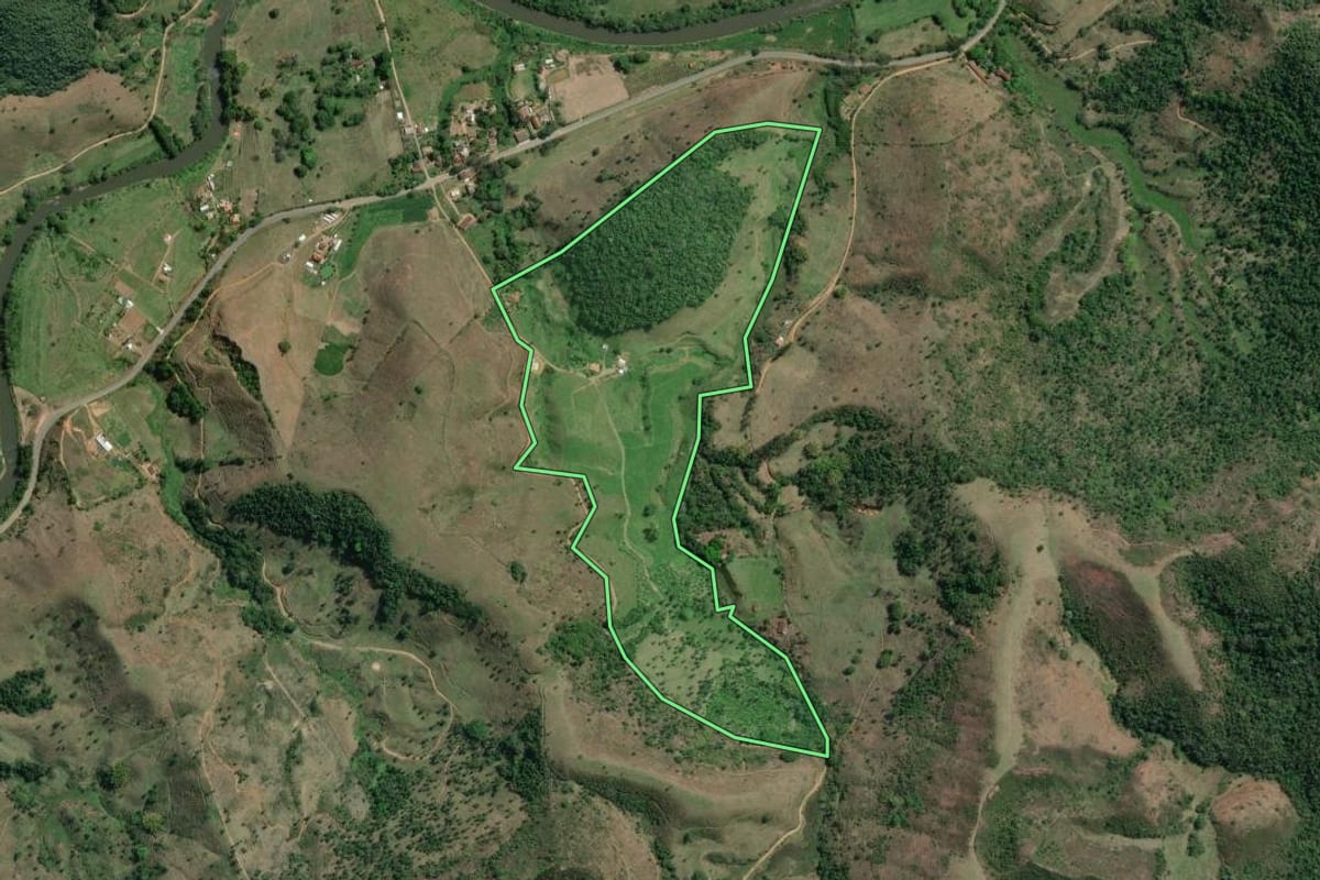 Imagem de satélite do imóvel rural em Valença (RJ), com o contorno declarado no CAR desenhado por cima.
