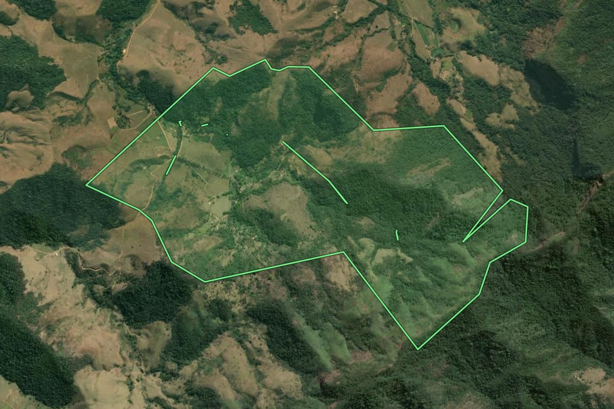 Imagem de satélite do imóvel rural em Valença (RJ), com o contorno declarado no CAR desenhado por cima.