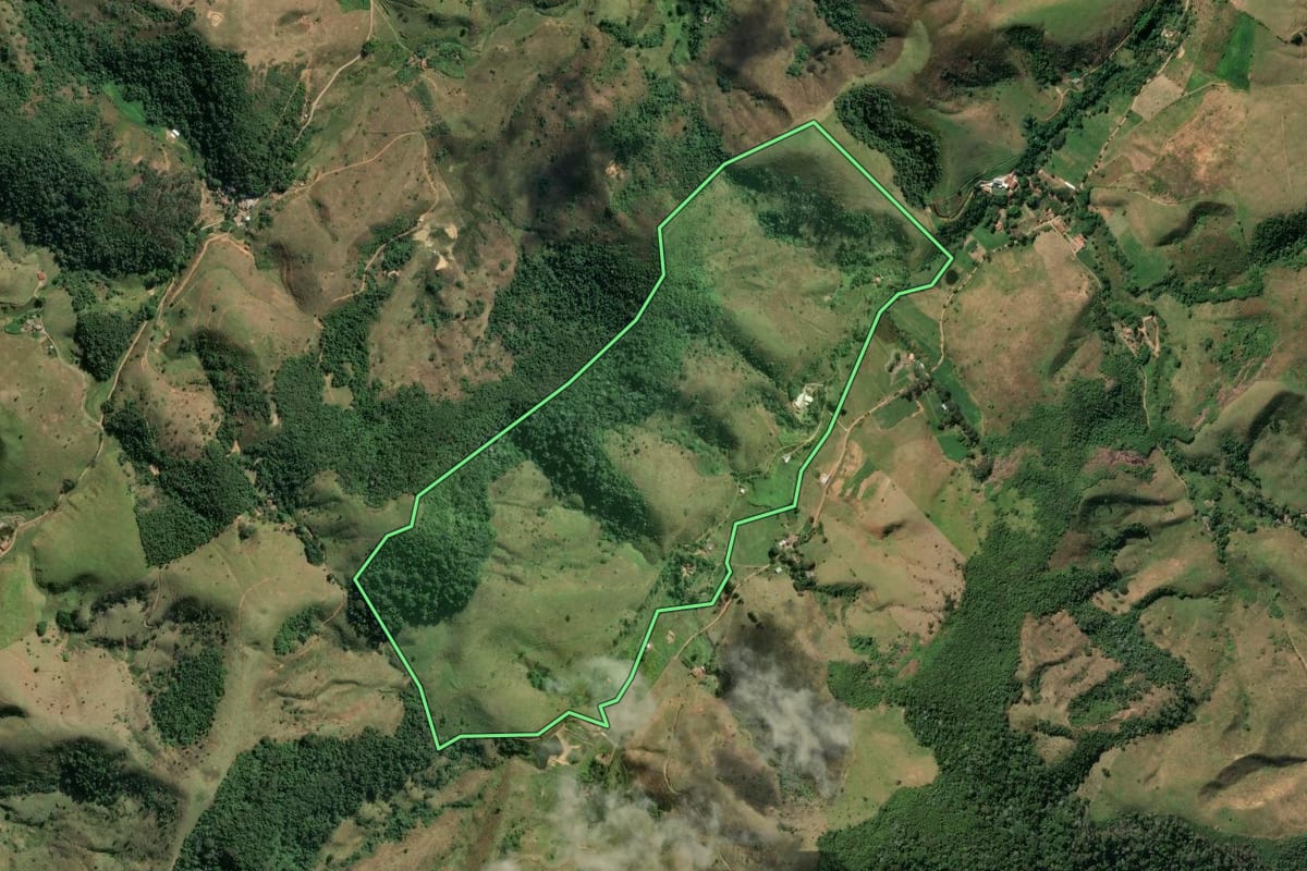 Imagem de satélite do imóvel rural em Valença (RJ), com o contorno declarado no CAR desenhado por cima.