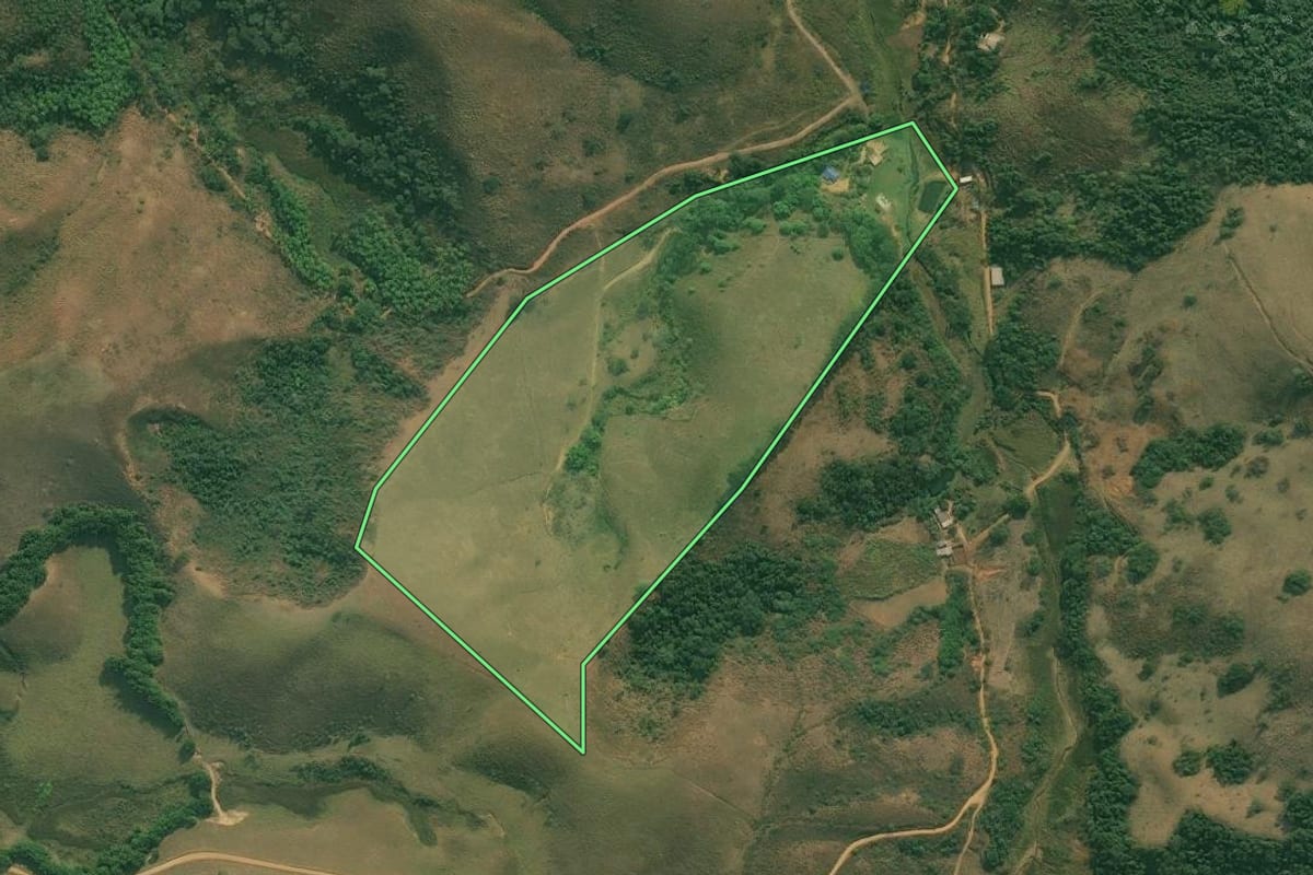 Imagem de satélite do imóvel rural em Valença (RJ), com o contorno declarado no CAR desenhado por cima.