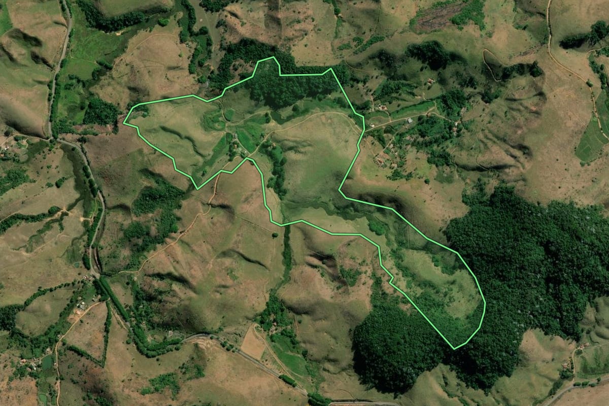 Imagem de satélite do imóvel rural em Valença (RJ), com o contorno declarado no CAR desenhado por cima.