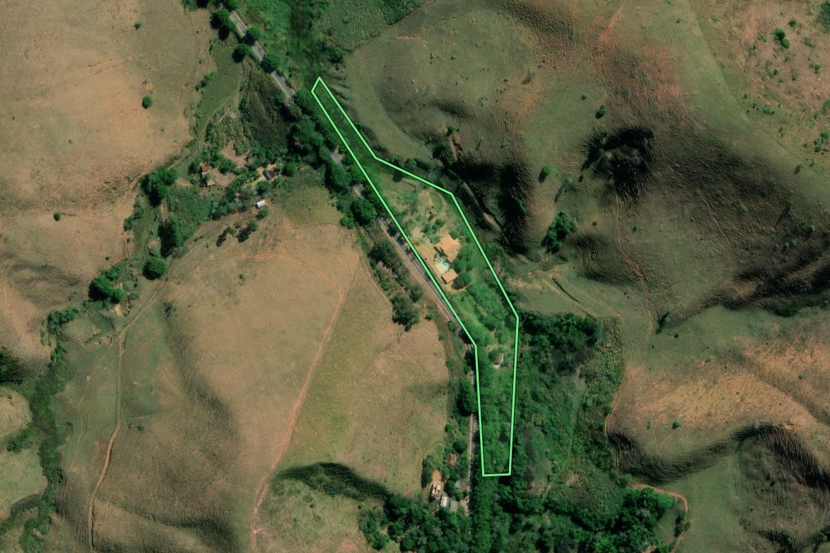 Imagem de satélite do imóvel rural em Valença (RJ), com o contorno declarado no CAR desenhado por cima.