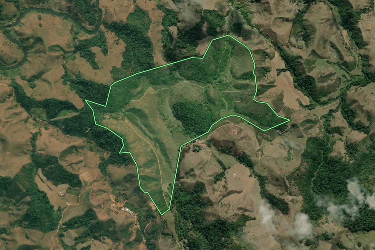 Imagem de satélite do imóvel rural em Valença (RJ), com o contorno declarado no CAR desenhado por cima.