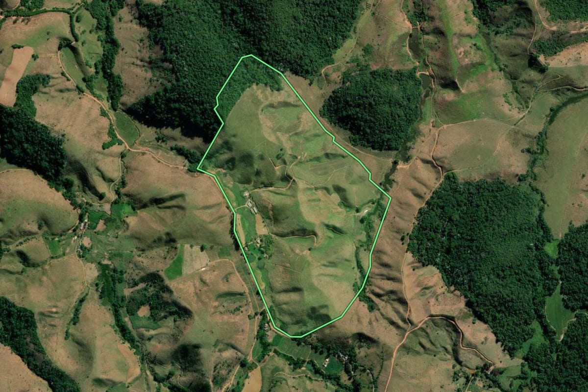 Imagem de satélite do imóvel rural em Valença (RJ), com o contorno declarado no CAR desenhado por cima.