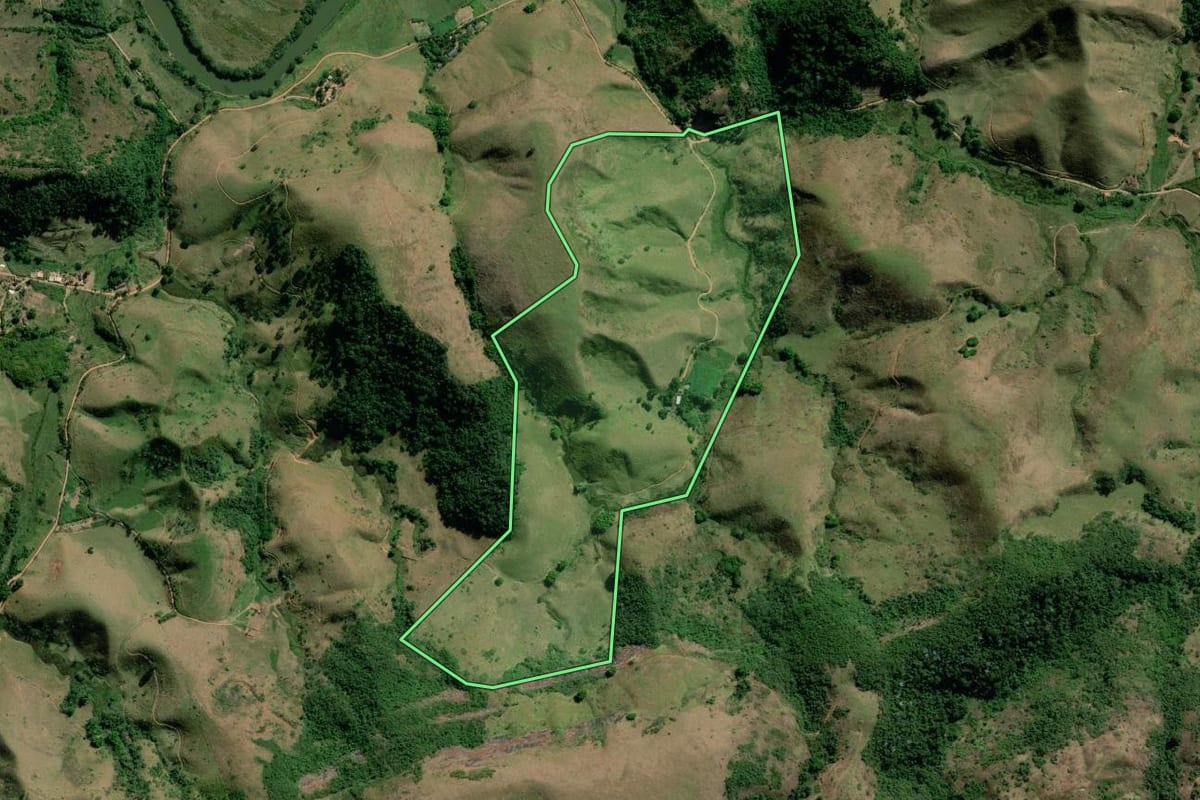 Imagem de satélite do imóvel rural em Valença (RJ), com o contorno declarado no CAR desenhado por cima.