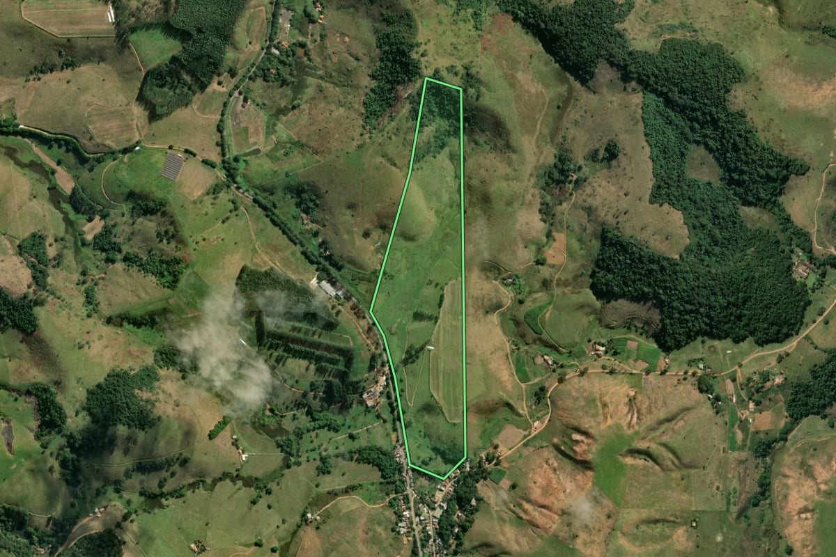 Imagem de satélite do imóvel rural em Valença (RJ), com o contorno declarado no CAR desenhado por cima.