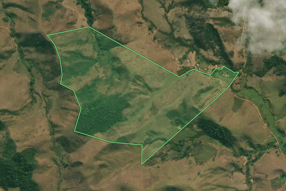 Imagem de satélite do imóvel rural em Valença (RJ), com o contorno declarado no CAR desenhado por cima.